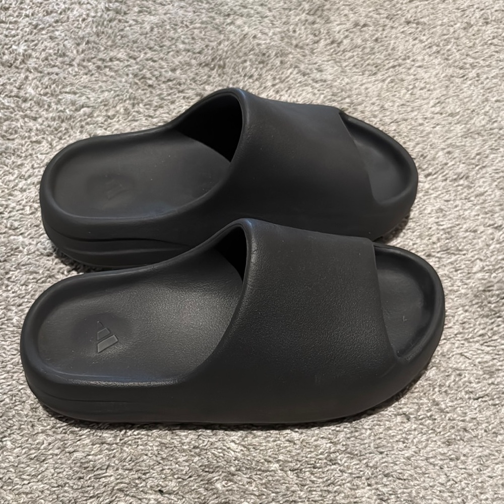 Black Yeezy Slide M7
